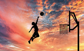 打籃球的人剪影