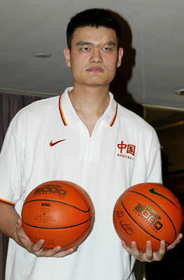 圖文-中國男籃出征香港 姚明手捧籃球出席發布會_籃球-CBA_NIKE新浪競技風暴_新浪網